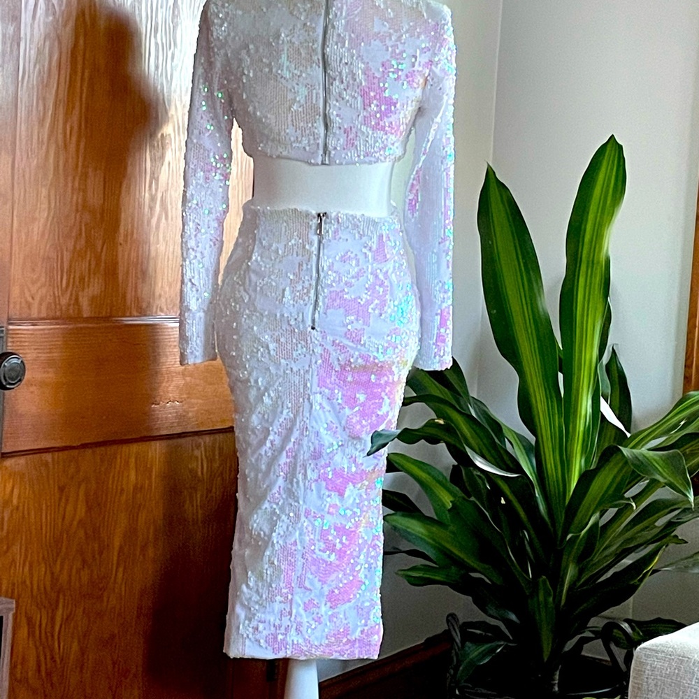 NWT- beautiful white dress, fits size 4-6. I’m 5’7 & dress hits right a the knee